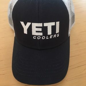 NWOT Yeti snapback trucker hat